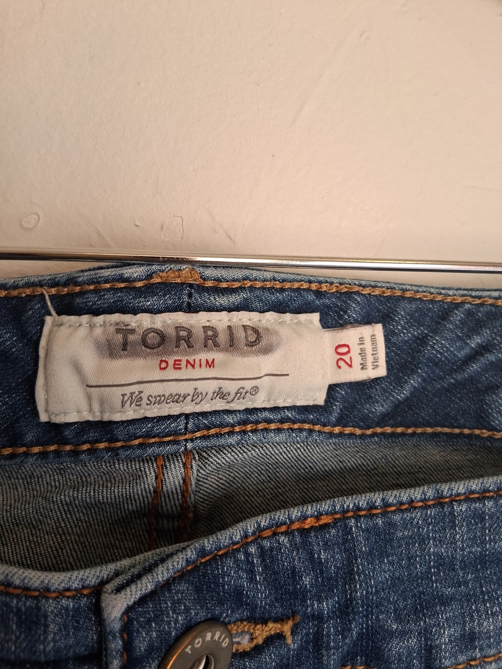 Torrid Denim Shorts Size 20 Plus Blue Mid Rise Cuffed Stretch Jean Shorts Summer - Picture 3 of 8